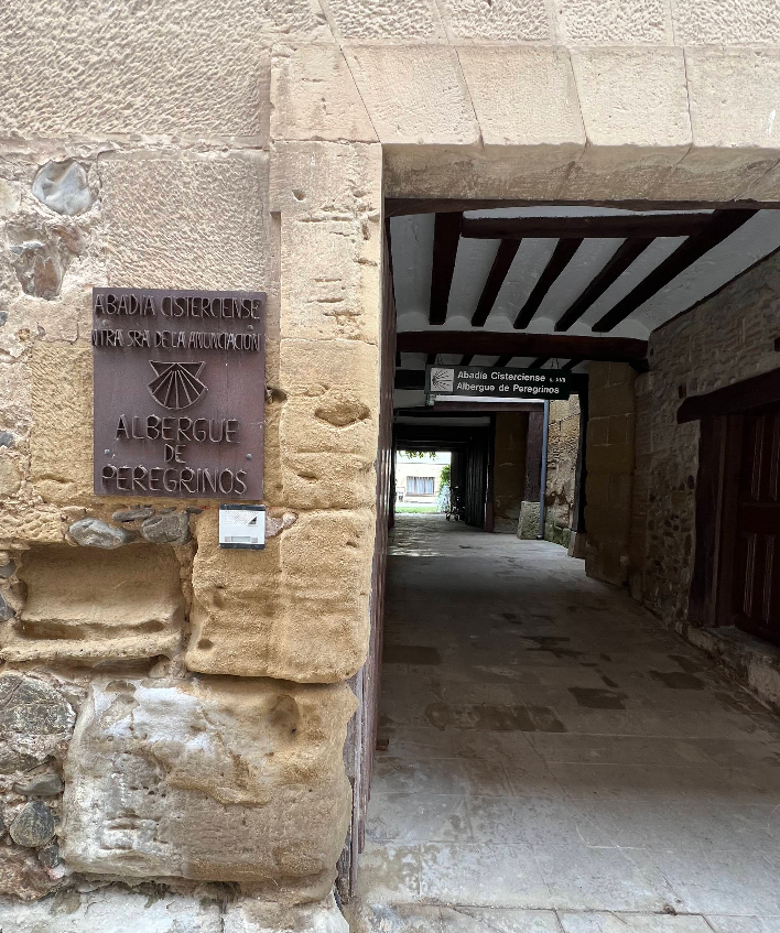 Entrada del albergue cietserciense de peregrinos de Santo Domingo de la Calzada con el edificio de piedra
